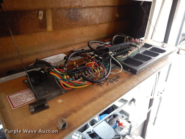 image for item II9339 2004 Ford Econoline E450 Super Duty  shuttle bus