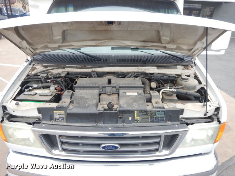 image for item II9339 2004 Ford Econoline E450 Super Duty  shuttle bus
