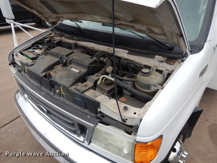 image for item II9339 2004 Ford Econoline E450 Super Duty  shuttle bus