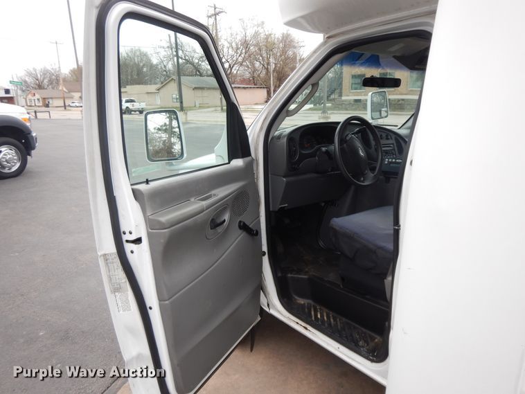 image for item II9339 2004 Ford Econoline E450 Super Duty  shuttle bus