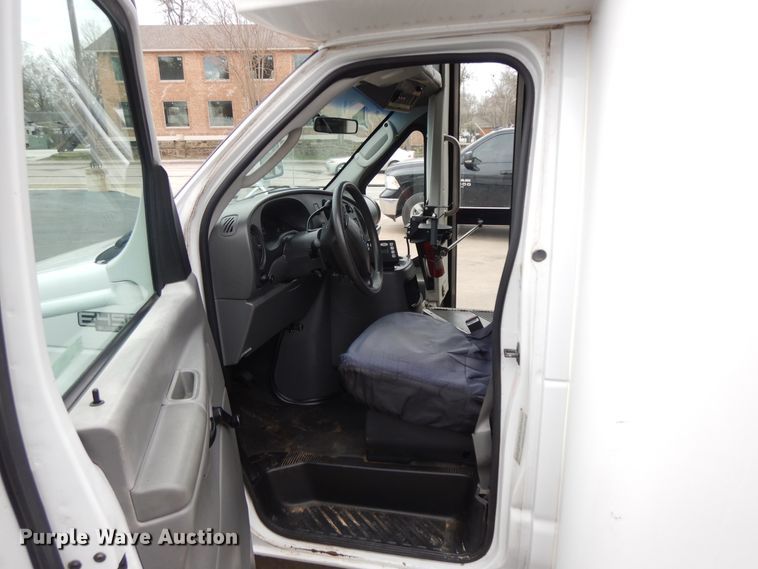 image for item II9339 2004 Ford Econoline E450 Super Duty  shuttle bus