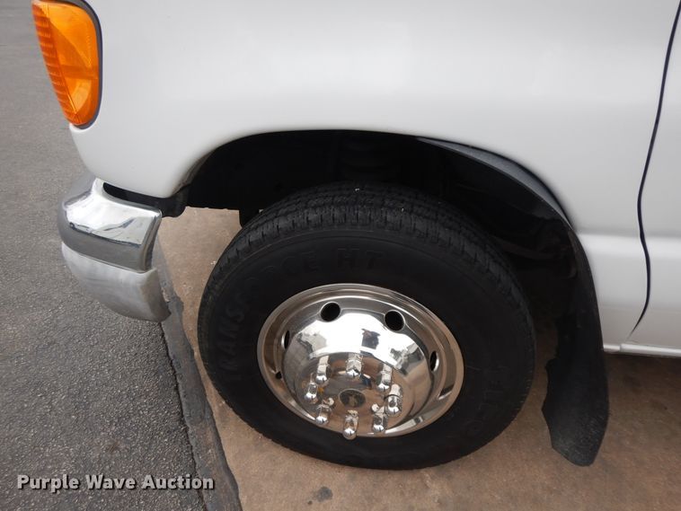 image for item II9339 2004 Ford Econoline E450 Super Duty  shuttle bus