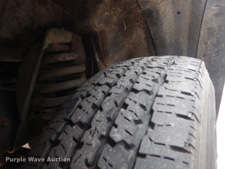 image for item II9339 2004 Ford Econoline E450 Super Duty  shuttle bus