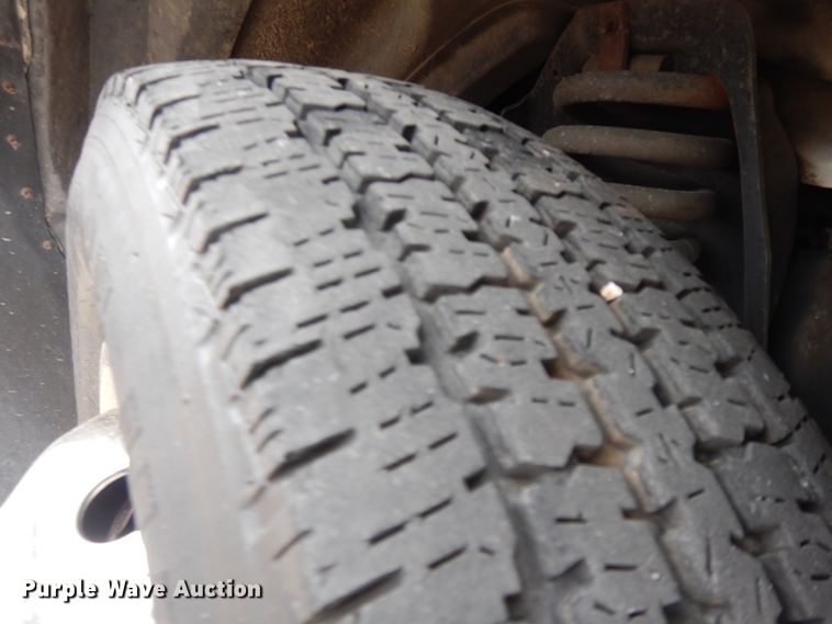 image for item II9339 2004 Ford Econoline E450 Super Duty  shuttle bus