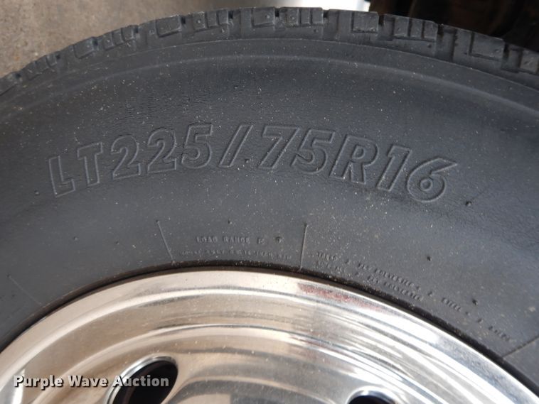 image for item II9339 2004 Ford Econoline E450 Super Duty  shuttle bus