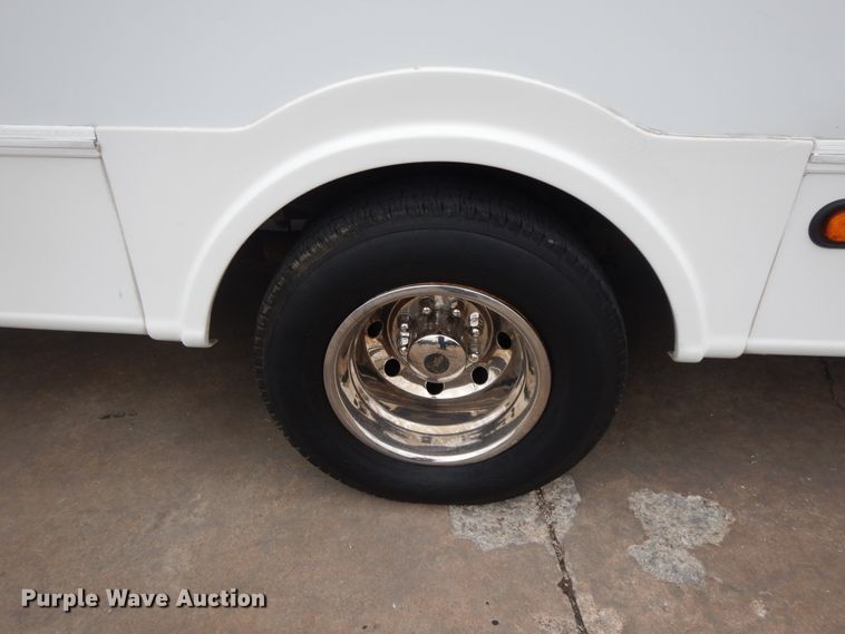 image for item II9339 2004 Ford Econoline E450 Super Duty  shuttle bus