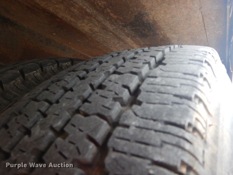 image for item II9339 2004 Ford Econoline E450 Super Duty  shuttle bus