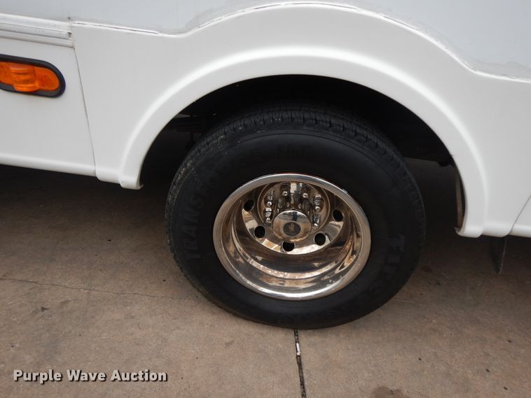 image for item II9339 2004 Ford Econoline E450 Super Duty  shuttle bus