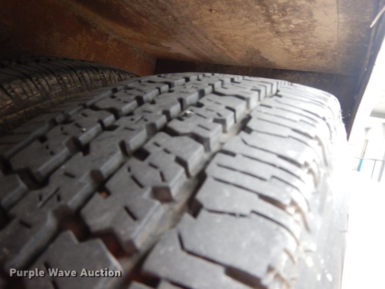 image for item II9339 2004 Ford Econoline E450 Super Duty  shuttle bus