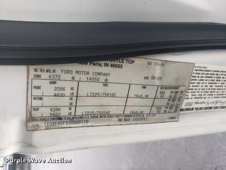 image for item II9339 2004 Ford Econoline E450 Super Duty  shuttle bus