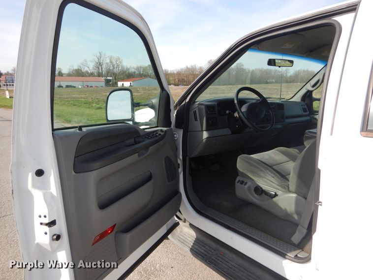 image for item IY9529 2002 Ford F350 Super Duty XLT  Crew Cab pickup truck