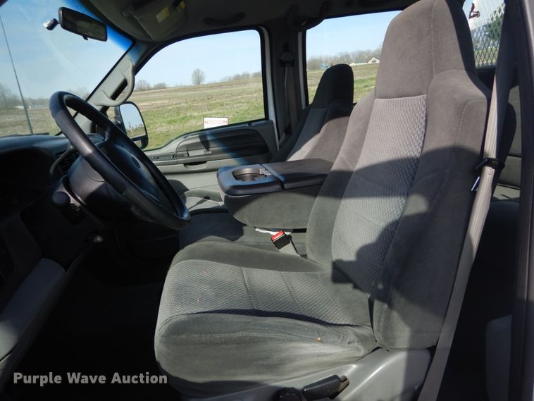 image for item IY9529 2002 Ford F350 Super Duty XLT  Crew Cab pickup truck