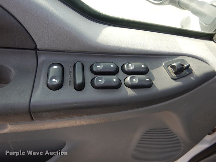 image for item IY9529 2002 Ford F350 Super Duty XLT  Crew Cab pickup truck