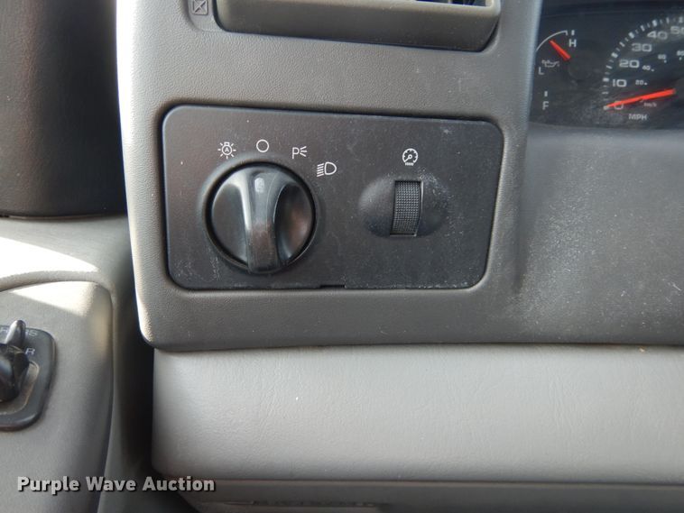 image for item IY9529 2002 Ford F350 Super Duty XLT  Crew Cab pickup truck