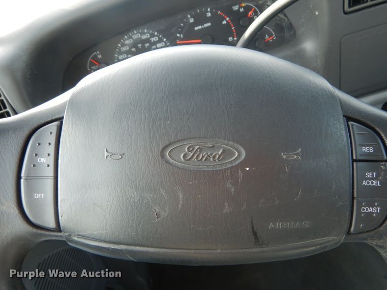 image for item IY9529 2002 Ford F350 Super Duty XLT  Crew Cab pickup truck