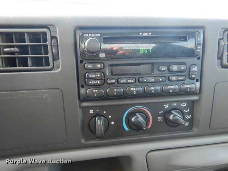 image for item IY9529 2002 Ford F350 Super Duty XLT  Crew Cab pickup truck