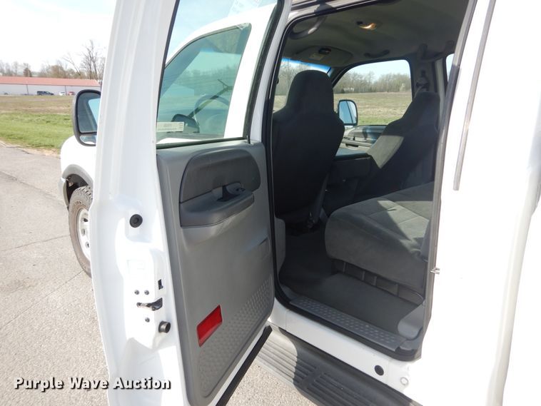 image for item IY9529 2002 Ford F350 Super Duty XLT  Crew Cab pickup truck