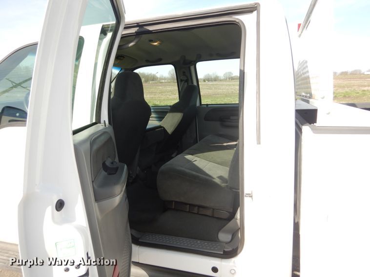 image for item IY9529 2002 Ford F350 Super Duty XLT  Crew Cab pickup truck