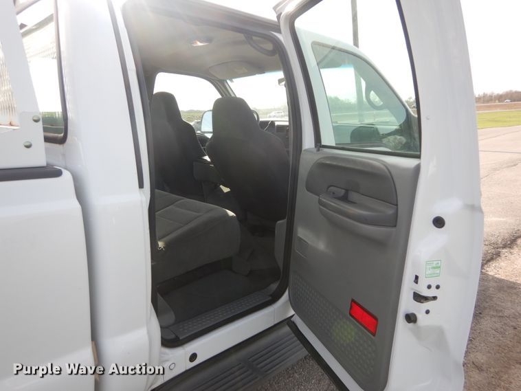 image for item IY9529 2002 Ford F350 Super Duty XLT  Crew Cab pickup truck