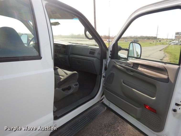 image for item IY9529 2002 Ford F350 Super Duty XLT  Crew Cab pickup truck