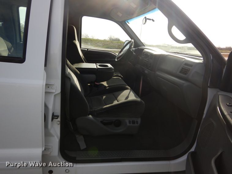 image for item IY9529 2002 Ford F350 Super Duty XLT  Crew Cab pickup truck