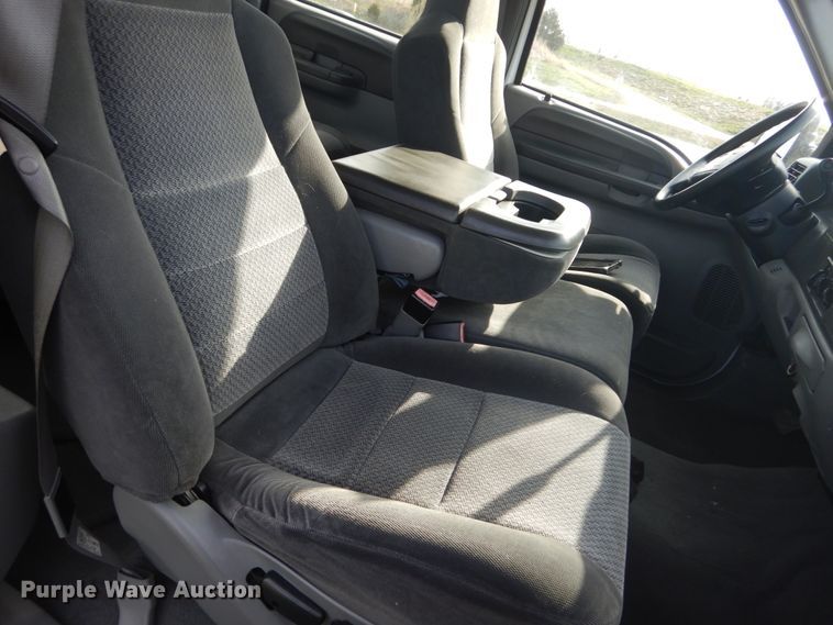 image for item IY9529 2002 Ford F350 Super Duty XLT  Crew Cab pickup truck