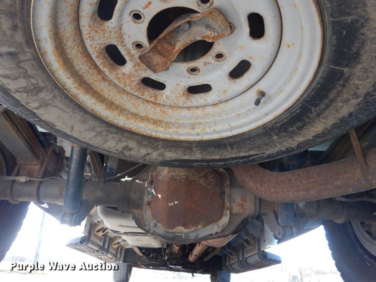 image for item IY9529 2002 Ford F350 Super Duty XLT  Crew Cab pickup truck