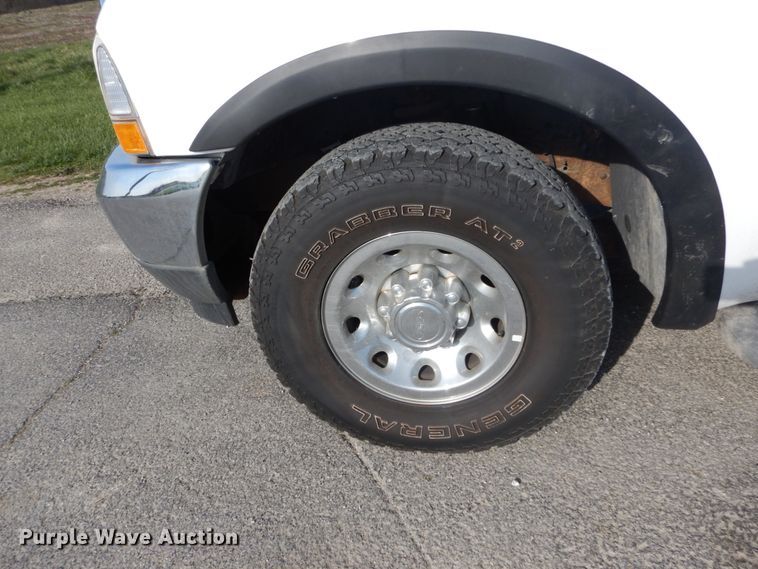 image for item IY9529 2002 Ford F350 Super Duty XLT  Crew Cab pickup truck