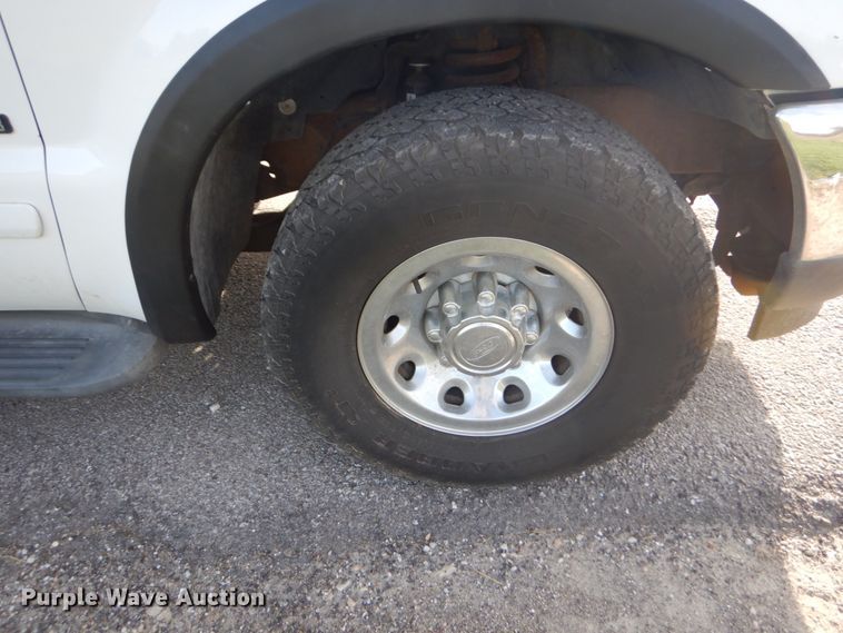 image for item IY9529 2002 Ford F350 Super Duty XLT  Crew Cab pickup truck