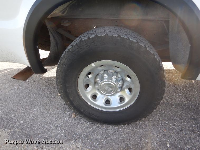 image for item IY9529 2002 Ford F350 Super Duty XLT  Crew Cab pickup truck