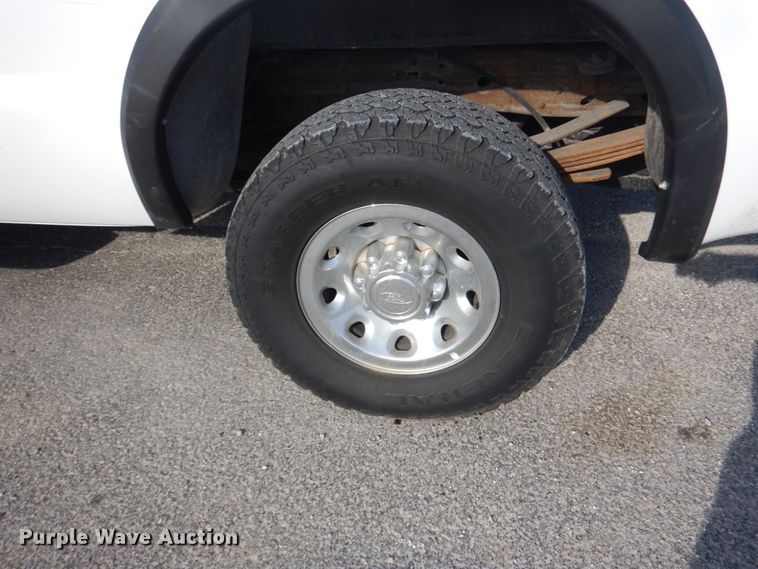 image for item IY9529 2002 Ford F350 Super Duty XLT  Crew Cab pickup truck