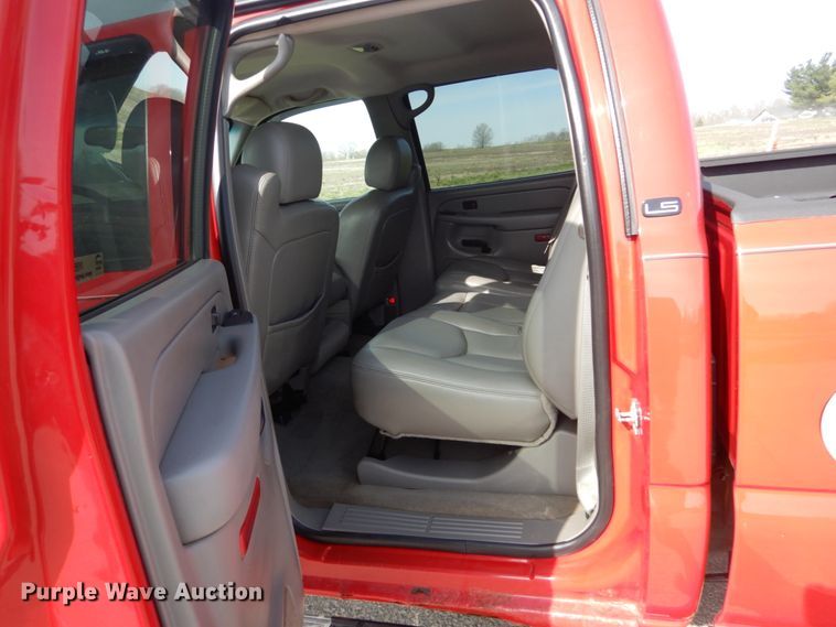 image for item IY9531 2005 Chevrolet 2500HD  Crew Cab pickup truck