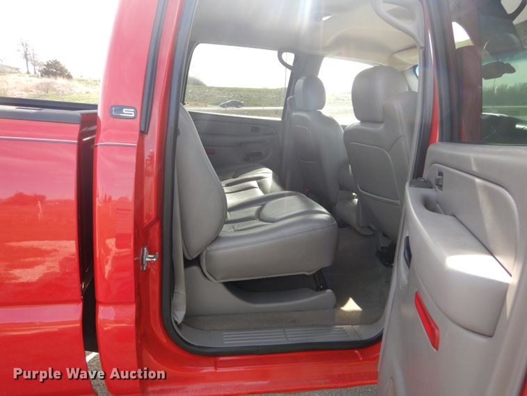 image for item IY9531 2005 Chevrolet 2500HD  Crew Cab pickup truck