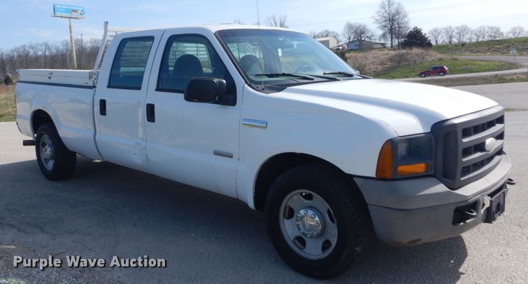 image for item IY9532 2005 Ford F350 Super Duty XL  Crew Cab pickup truck