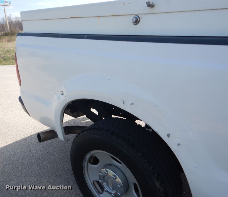 image for item IY9532 2005 Ford F350 Super Duty XL  Crew Cab pickup truck