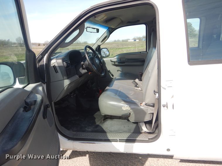 image for item IY9532 2005 Ford F350 Super Duty XL  Crew Cab pickup truck