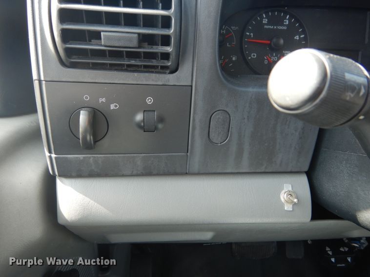 image for item IY9532 2005 Ford F350 Super Duty XL  Crew Cab pickup truck