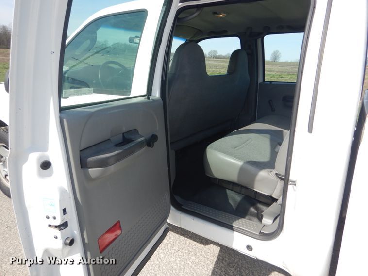 image for item IY9532 2005 Ford F350 Super Duty XL  Crew Cab pickup truck