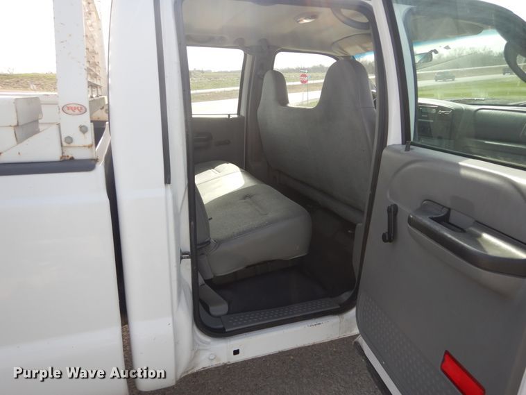 image for item IY9532 2005 Ford F350 Super Duty XL  Crew Cab pickup truck