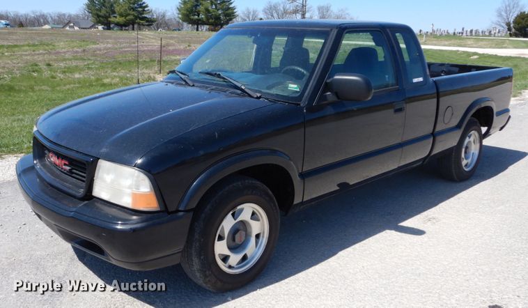 image for item IY9541 2000 GMC Sonoma SLS  Ext. Cab pickup truck