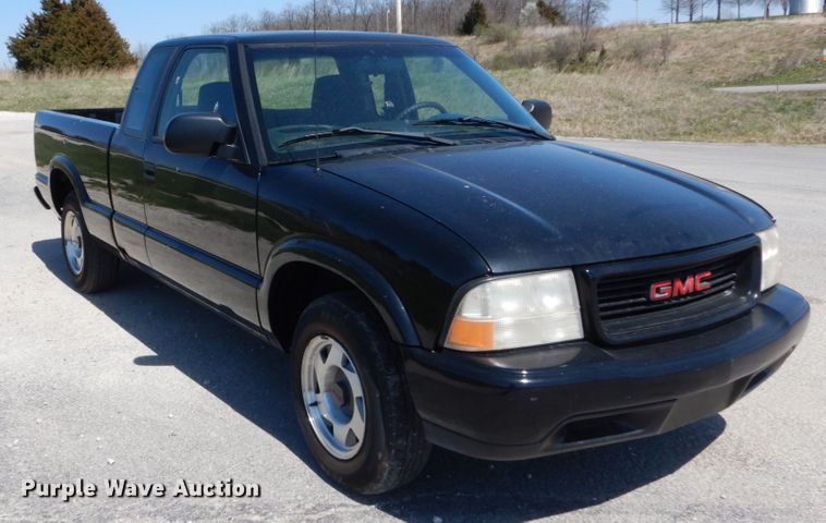 image for item IY9541 2000 GMC Sonoma SLS  Ext. Cab pickup truck