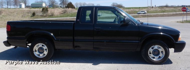 image for item IY9541 2000 GMC Sonoma SLS  Ext. Cab pickup truck