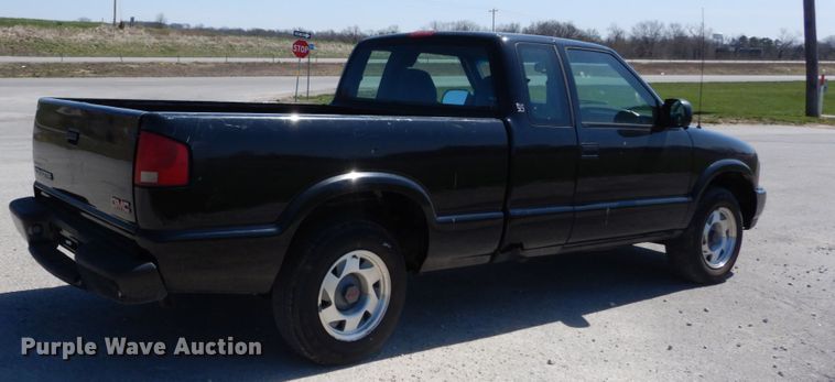 image for item IY9541 2000 GMC Sonoma SLS  Ext. Cab pickup truck