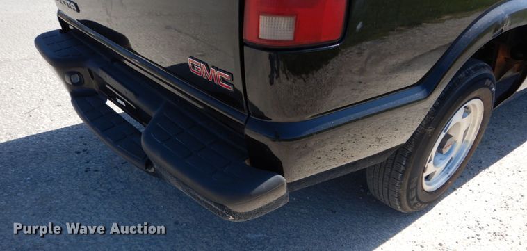 image for item IY9541 2000 GMC Sonoma SLS  Ext. Cab pickup truck