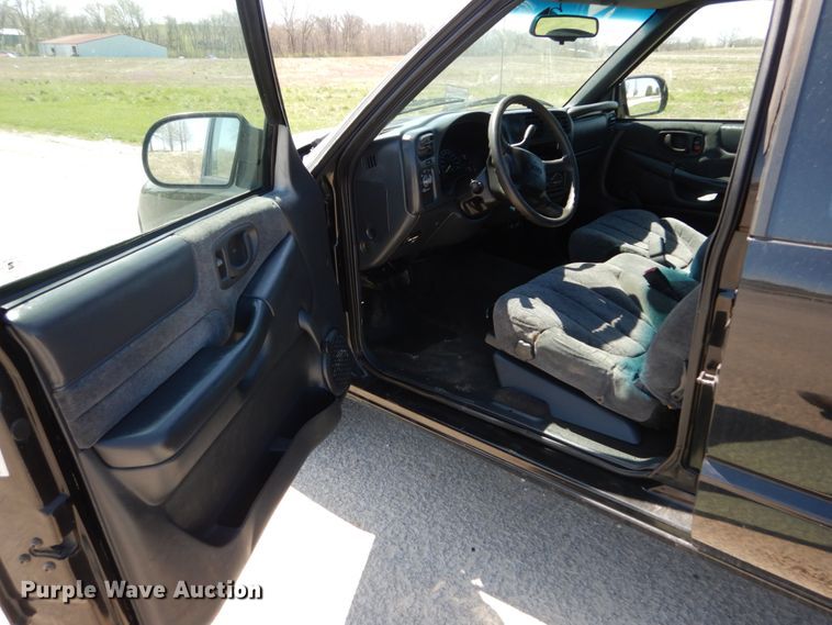 image for item IY9541 2000 GMC Sonoma SLS  Ext. Cab pickup truck