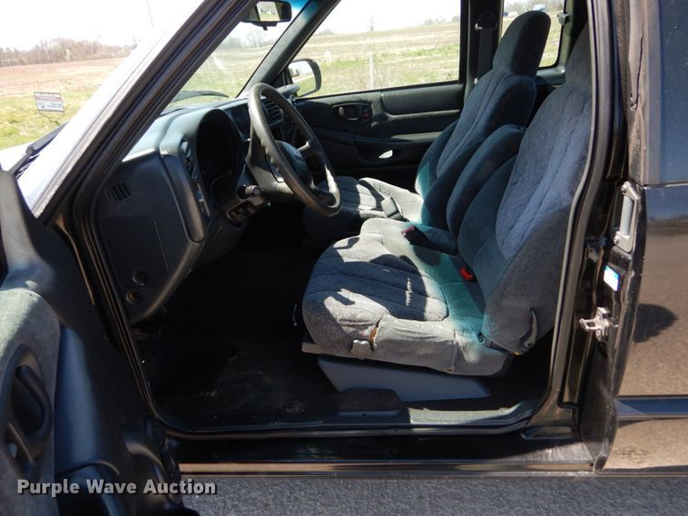 image for item IY9541 2000 GMC Sonoma SLS  Ext. Cab pickup truck