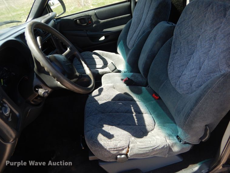 image for item IY9541 2000 GMC Sonoma SLS  Ext. Cab pickup truck