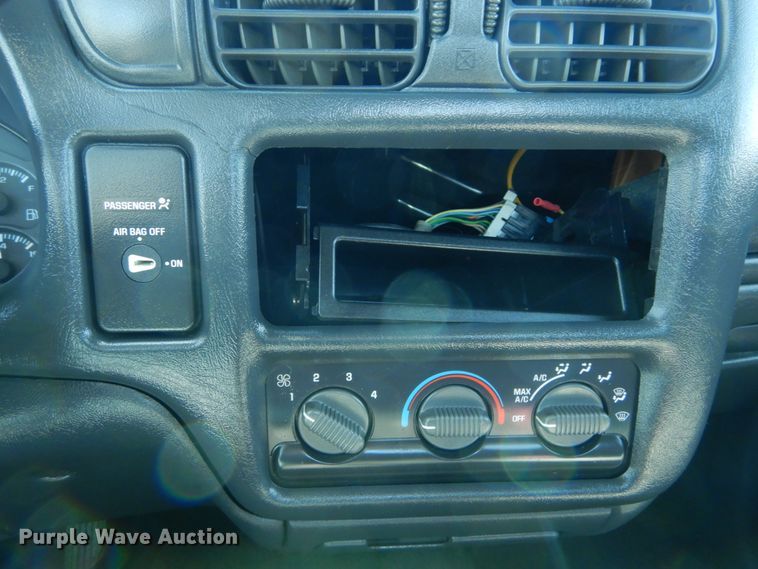 image for item IY9541 2000 GMC Sonoma SLS  Ext. Cab pickup truck