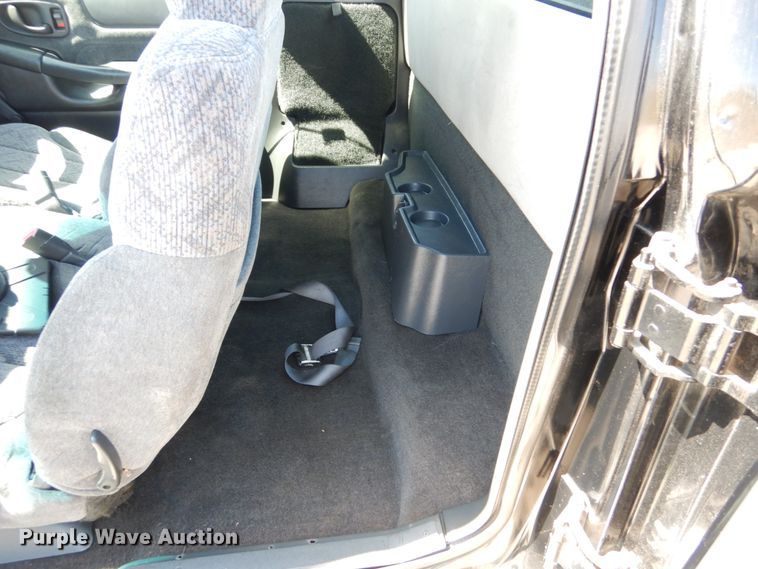 image for item IY9541 2000 GMC Sonoma SLS  Ext. Cab pickup truck