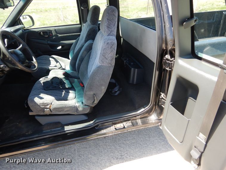 image for item IY9541 2000 GMC Sonoma SLS  Ext. Cab pickup truck